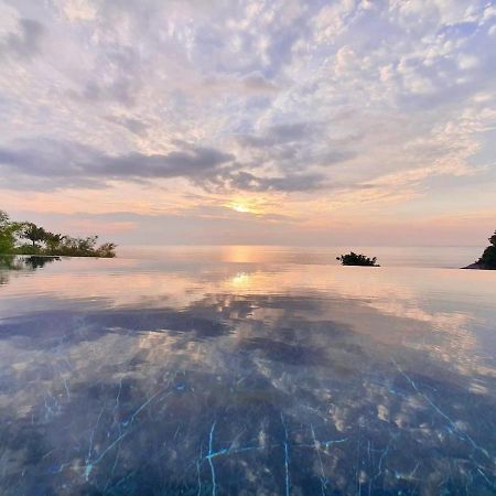 Villa Yang, Private Oceanfront Villa, Kamala Beach Exterior photo